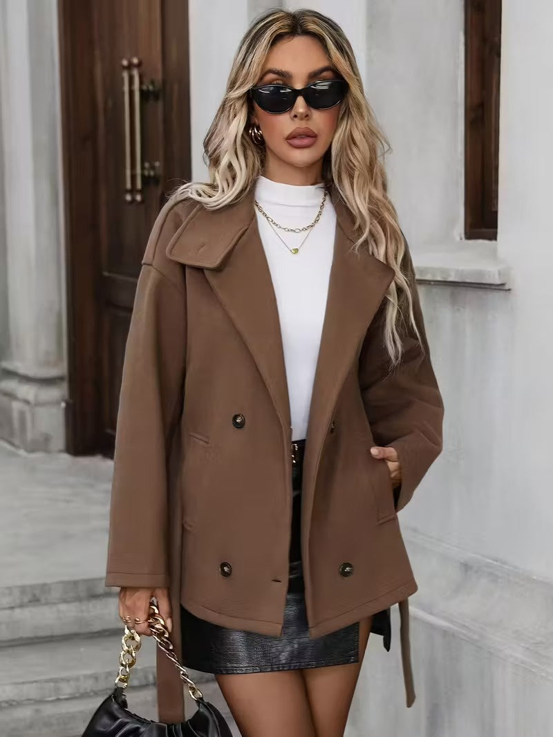 Damski Krótki Płaszcz z Regulowanym Kołnierzem